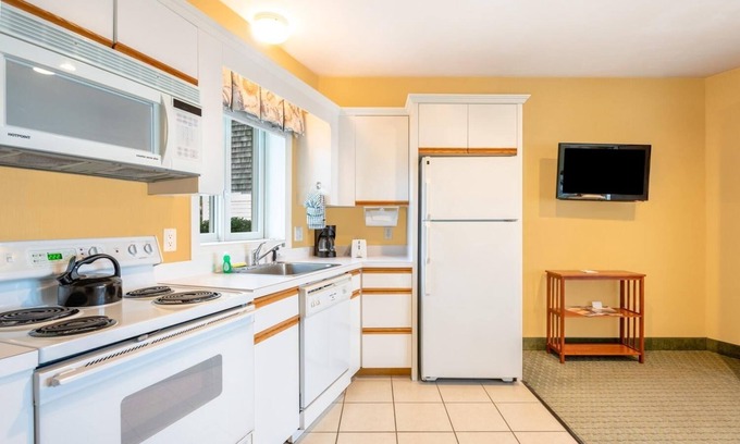 West Yarmouth Apartment | 2 Secluded Townhouses Steps from Private Sandy Beach w/Bike Rentals