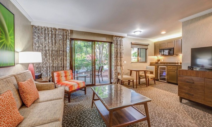 Barron Park Hotel | 2 Serene Unit with Outdoor Pool, Balcony Free Breakfast & Parking