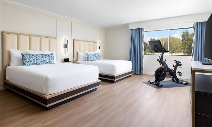 Calabasas House | 2 SoCal Fit Room Two Queen, The Anza A Calabasas, Pet-Friendly, Pool