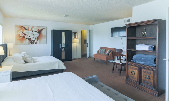 University City House | 2 Spacious Suites for 8 Guests in UTC near UCSD SD