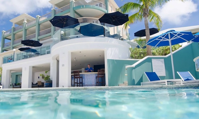 Paget Hotel | 2 Spacious Units! Outdoor Pool, FREE Parking Close to Queen Elizabeth Park!