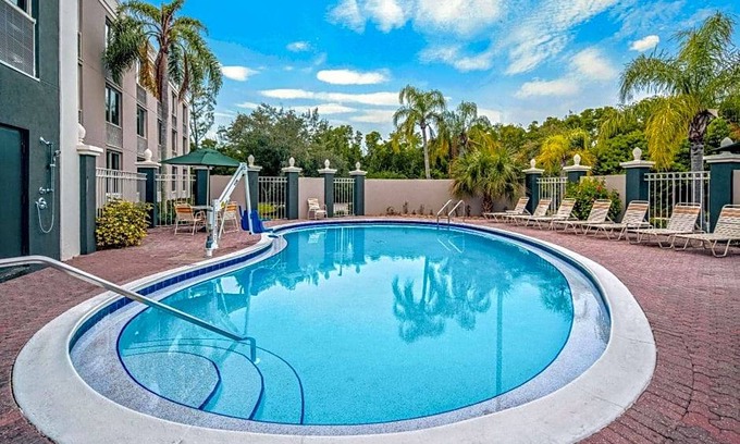 Naples Hotel | 2-Star Hotel ∙ La Quinta by Wyndham Naples Downtown
