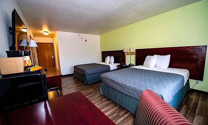 Rustic Hills Hotel | 2-Star Hotel ∙ Rodeway Inn Central Colorado Springs
