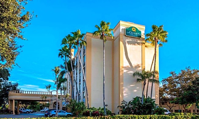 West Palm Beach Hotel | 2-Star Hotel ∙ La Quinta by Wyndham West Palm Beach Airport