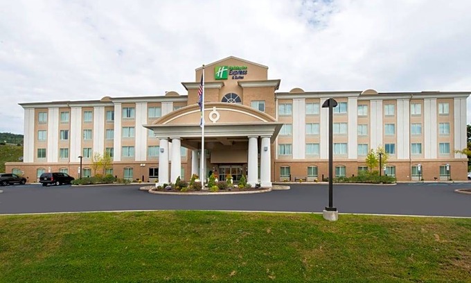 Dickson City Hotel | 2-Star Hotel ∙ Holiday Inn Express and Suites Dickson City, an IHG Hotel
