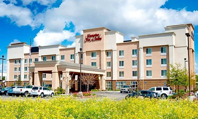 Raisin Hotel | 2-Star Hotel ∙ Hampton Inn & Suites Fresno