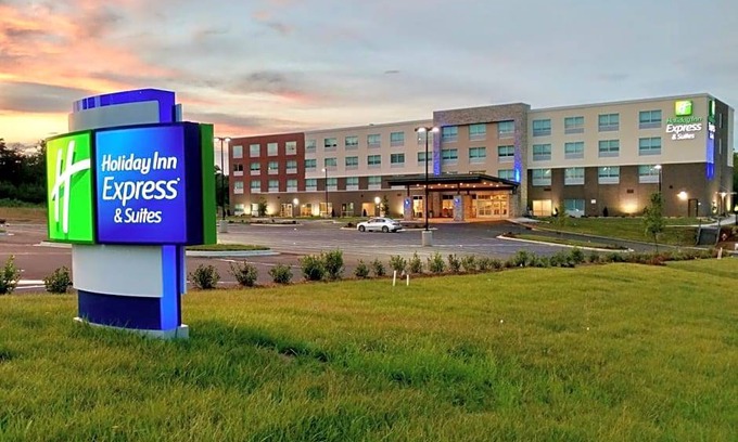 Umstead Hotel | 2-Star Hotel ∙ Holiday Inn Express & Suites Raleigh Airport - Brier Creek, an IHG Hotel