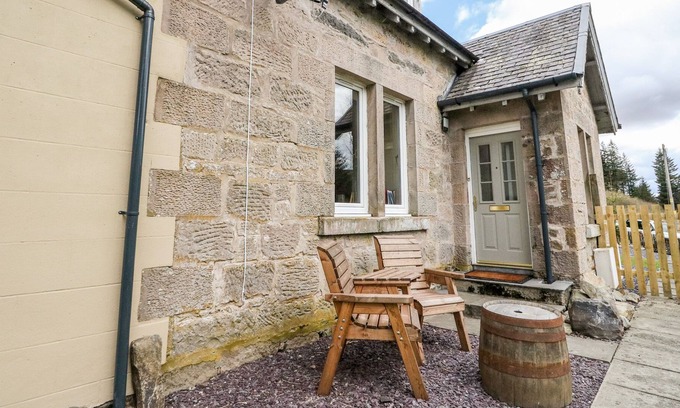 Foss Cottage | 2 STATION COTTAGES, pet friendly, with a garden in Dalwhinnie