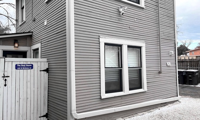 Alta Vista House | 2 story back house in beautiful area near downtown