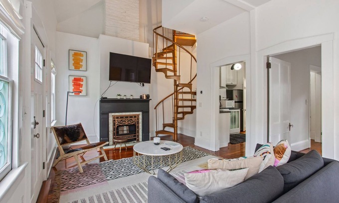 Historic Downtown Savannah Cottage | 2-Story Carriage House on Forsyth Park!