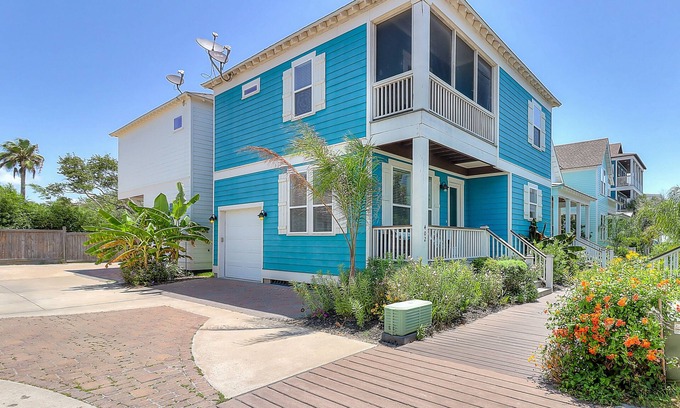 Sailhouse House | 2-story dog-friendly home with balcony, W/D, gas grill & on-site outdoor pool