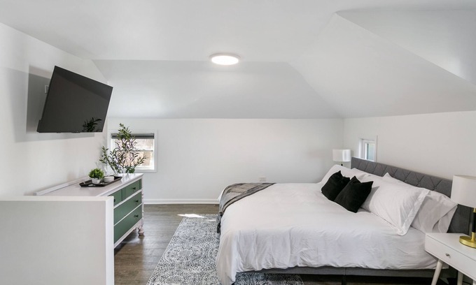 Libertyville Apartment | 2- Story Entire Private Place