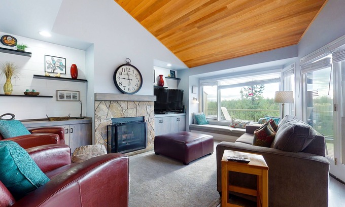 Redmond House | 2-story resort townhouse on Deschutes River w/3 pools, hot tub, tennis, gym