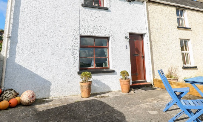 Laugharne Cottage | 2 STRAND COTTAGES, pet friendly, with open fire in Laugharne