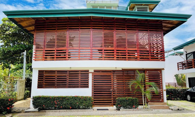 Naranjo House | 2-Suite Villa, 200 Meters from Quiet Beach, Fast Internet, Pool, Parking