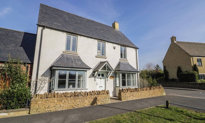 Lower Lemington Cottage | 2 SUMMERS WAY, pet friendly, with open fire in Moreton-In-Marsh