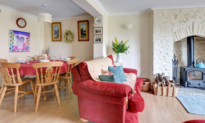 Pontardawe House | 2 Tan-yr-Eglwys - Three Bedroom House, Sleeps 5