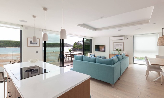 Salcombe Apartment | 2 The Reach - absolute beachfront - Sleeps 4