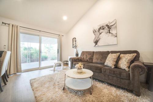 Walnut Apartment | 2 TVs - Vaulted Ceiling - Private Kitchen & Entrance