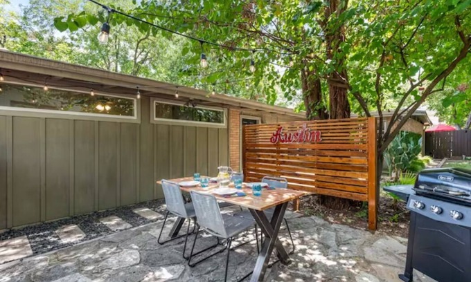 Hancock House | 2 Units with 5 bedrooms, 10 Mins Downtown, Next to UT, Free parkingn