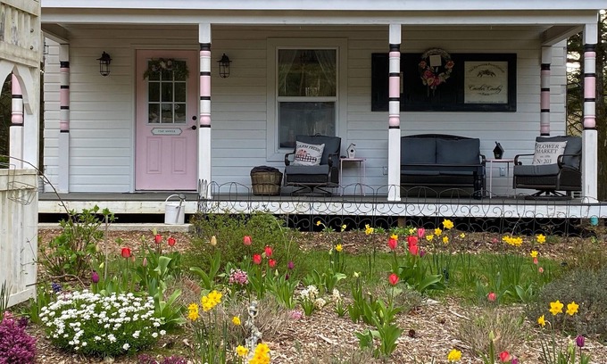 Poulsbo Cottage | 20 acre farm Homestead Flowering Cottage