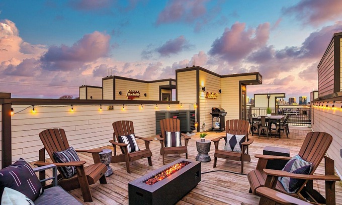 Nashville House | 20 🛌 BEDS | 🏡 🏡 2 SIDE BY SIDE | LARGE ​🎉 CELEBRATIONS |🌃 VIEWS| POOL 🎱
