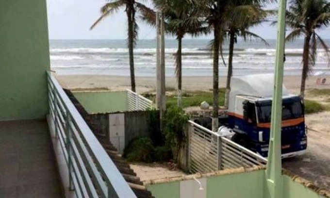 Mongagua House | 20 ITANHAÉM BEACH HOUSE ON THE SAND WITH POOL, 3 BEDROOMS, ONE EN SUITE.