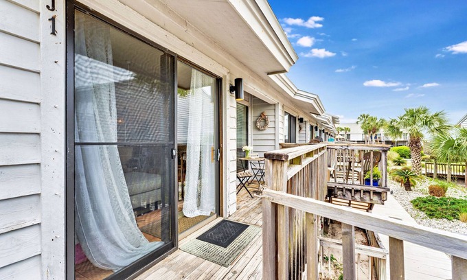 East End House | 20% OFF FALL! 1BR/1BA Dog-Friendly Townhome, Near State Park