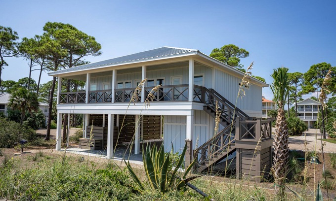 East End House | 20% OFF FALL! 'Two Shores', 4BR/4BA, Community Pool & Dock, Beach and Bay!