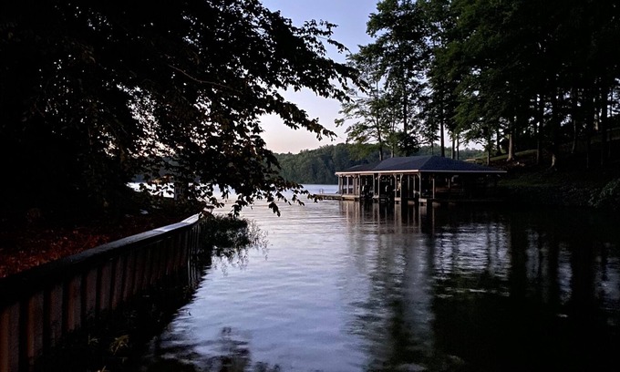 Livingston House | 20% off Waterfront 2 primary suites, water front, dog-friendly, firepit!