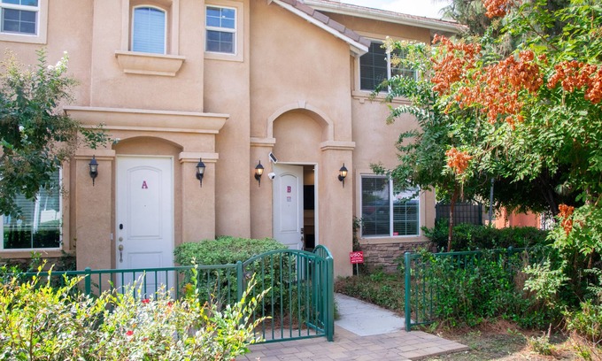 Ontario House | 20% OFF Weekly Stay - 4 BR - 3 miles to Airport