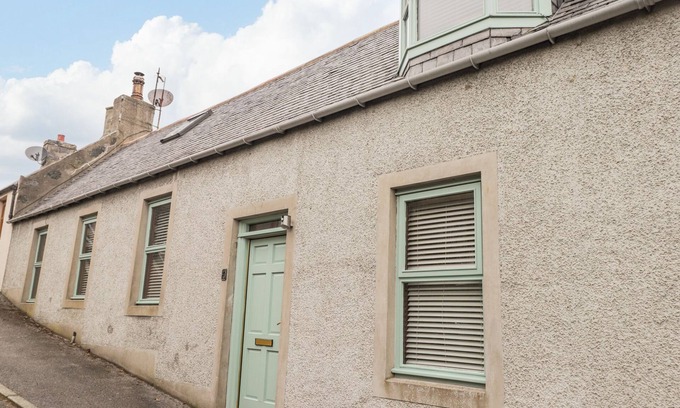Portsoy Cottage | 20 SOUTH HIGH STREET, family friendly, with open fire in Portsoy