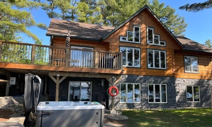 Utterson Cottage | 200 ft Private Muskoka waterfront custom log home with Hot Tub!