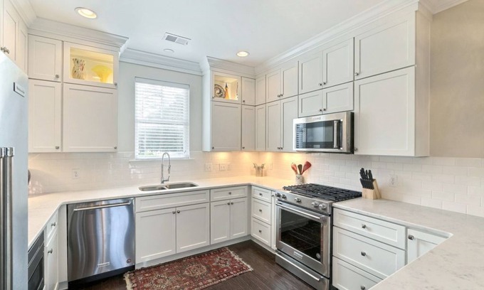 Bluffton House | 200 Goethe Rd - LUXURY COTTAGE IN DOWNTOWN BLUFFTON! MINUTES TO MAY RIVER!