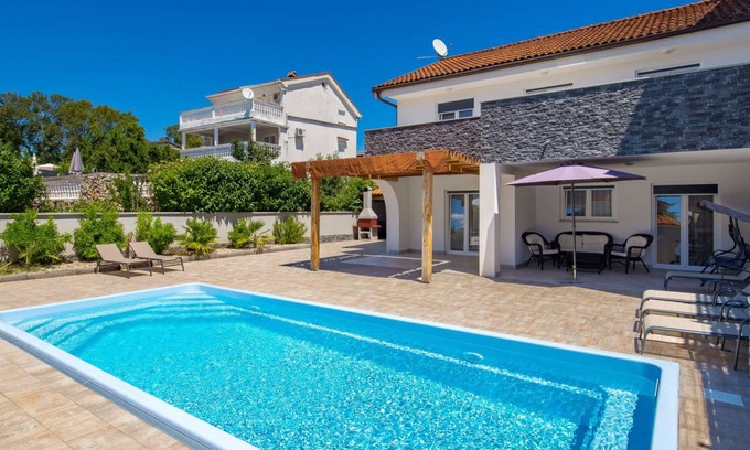 Pinezici Other | 200 m² Accommodation ∙ 4 bedrooms ∙ 10 guests