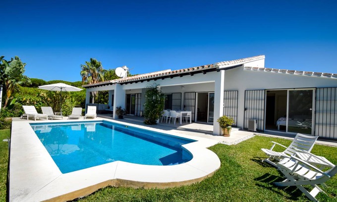 Elviria Villa | 200 m² Villa ∙ 4 bedrooms ∙ 10 guests