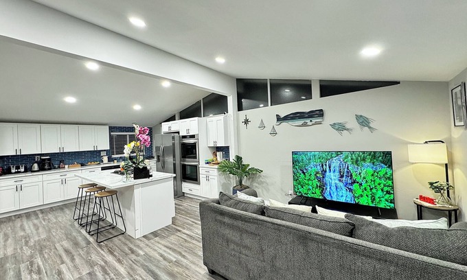 Allied Gardens House | 2000SqFt Oasis Outdoor Patio BBQ for Family 6Beds, 4KTV, 4BedRoom, Fast EV 🔌
