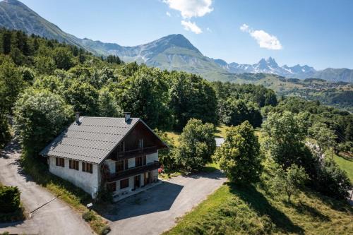 Albiez-le-Jeune Ski Chalet | 200m chalet for 14 people with a panoramic view of the valley