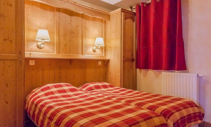 Lanslevillard Apartment | 200m from resort center, swimming pool, sauna, hammam, balcony, parking, tv, ski locker, 50m²