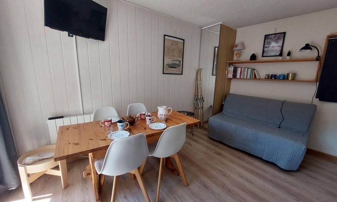 Mont-de-Lans Apartment | 200m from shops, 3rd floor, balcony, tv, ski locker, 29m², Les 2 Alpes