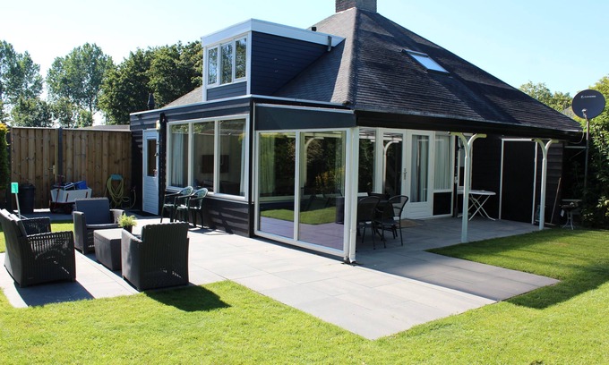 Stavenisse House | 200m from the sea 6 person bungalow, in a small park with walk-in shower
