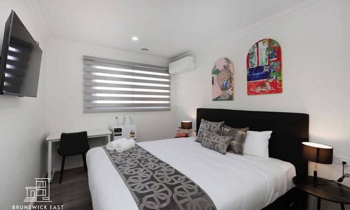 Brunswick East Apartment | 202 Cozy Queen BR w/Fast WiFi - 18 mins tram to CBD