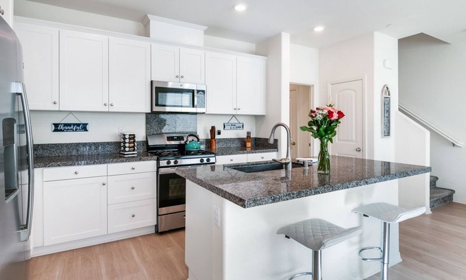 Fontana Condo | 2022 Built~Has a Downstairs Suite~Multiple HOA Parks~Monthly~讲中文