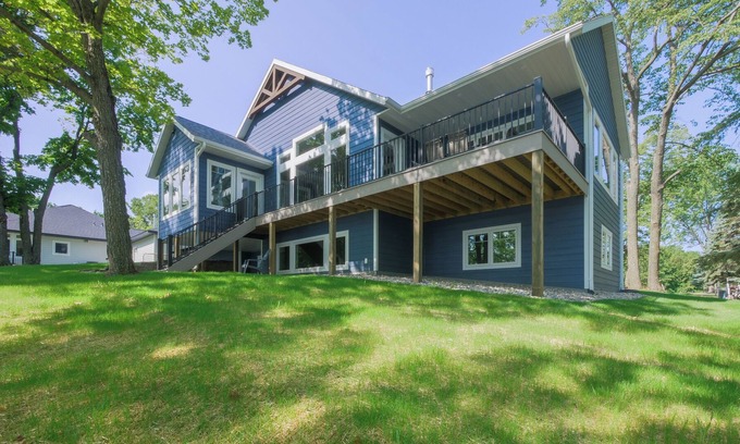 Alexandria House | 2023 Built Home on Lake Geneva. 5 Bed, 3-1/2 Bath sleeps 12!