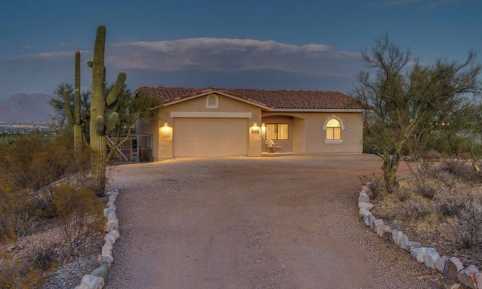 Tucson House | 2024 Gem Show Ready Entire Home Secure Garage Parking.