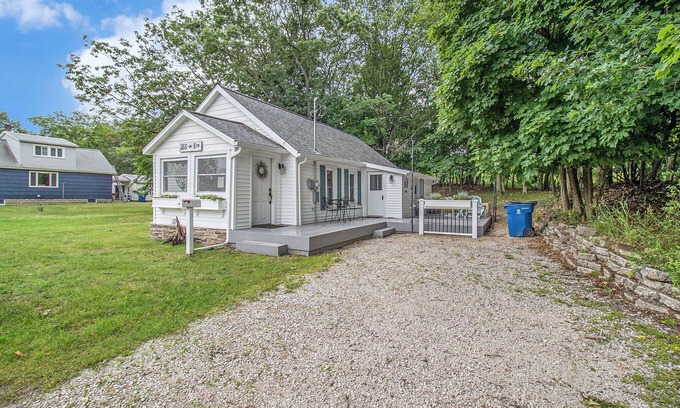 Manistee Cottage | 2024 Remodel! Updated Cottage near Beach and Park