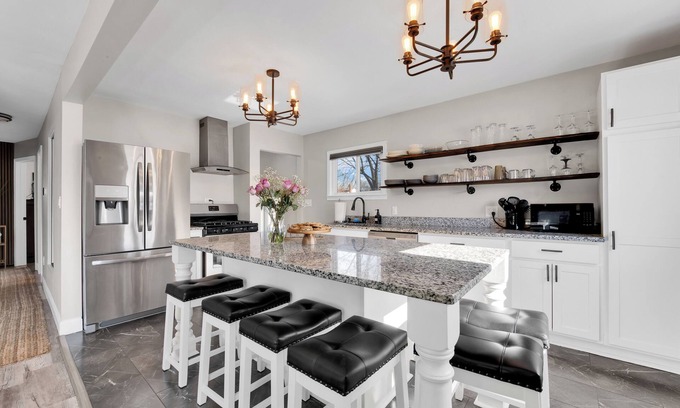 Madison Heights House | 2025 Newly Furnished OPEN CONCEPT 1700 Total SQ FT 5 TVS, GIG WiFi 185+Channels