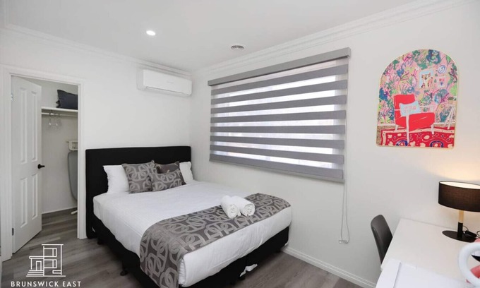 Brunswick East House | 203 Premium Queen BR w/Fast WiFi - 18 mins tram to CBD