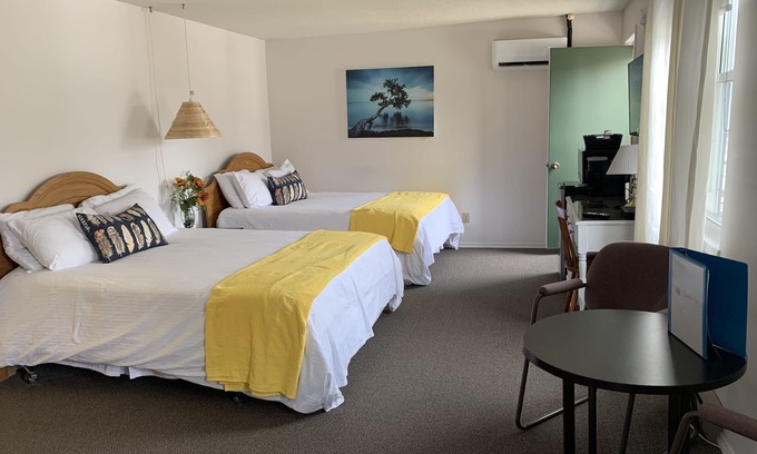 Port Elgin Hotel | 204 - Executive Rm Partial Lake View-Balcony 2 Queen