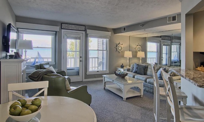 Traverse City House | 204 North Shore Inn